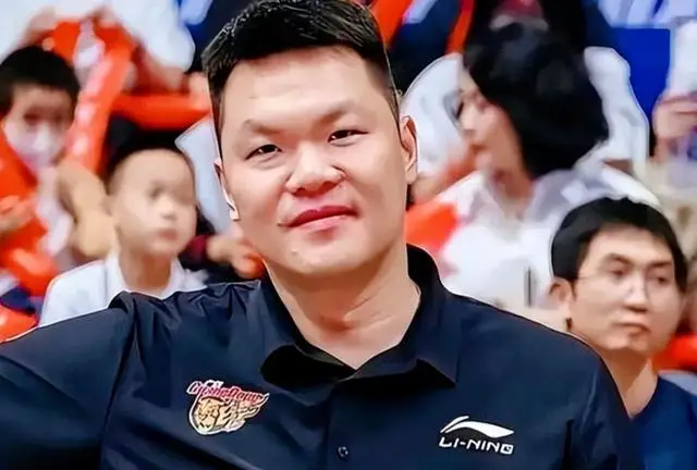 有广东球迷提出质疑？广东宏远俱乐部与其迟迟不能找到合适的经历，迫不得已通过网络在全球范围内招募总经理，其实还不如继续留用表现不错的总经理朱芳雨。朱芳雨为什么就不能继续担任总经理，这一直是广东球迷耿耿于怀的事情。朱芳雨无论是经验还是人脉，都是最适合的人选，场上出现他的镜头，很多人都会开心。