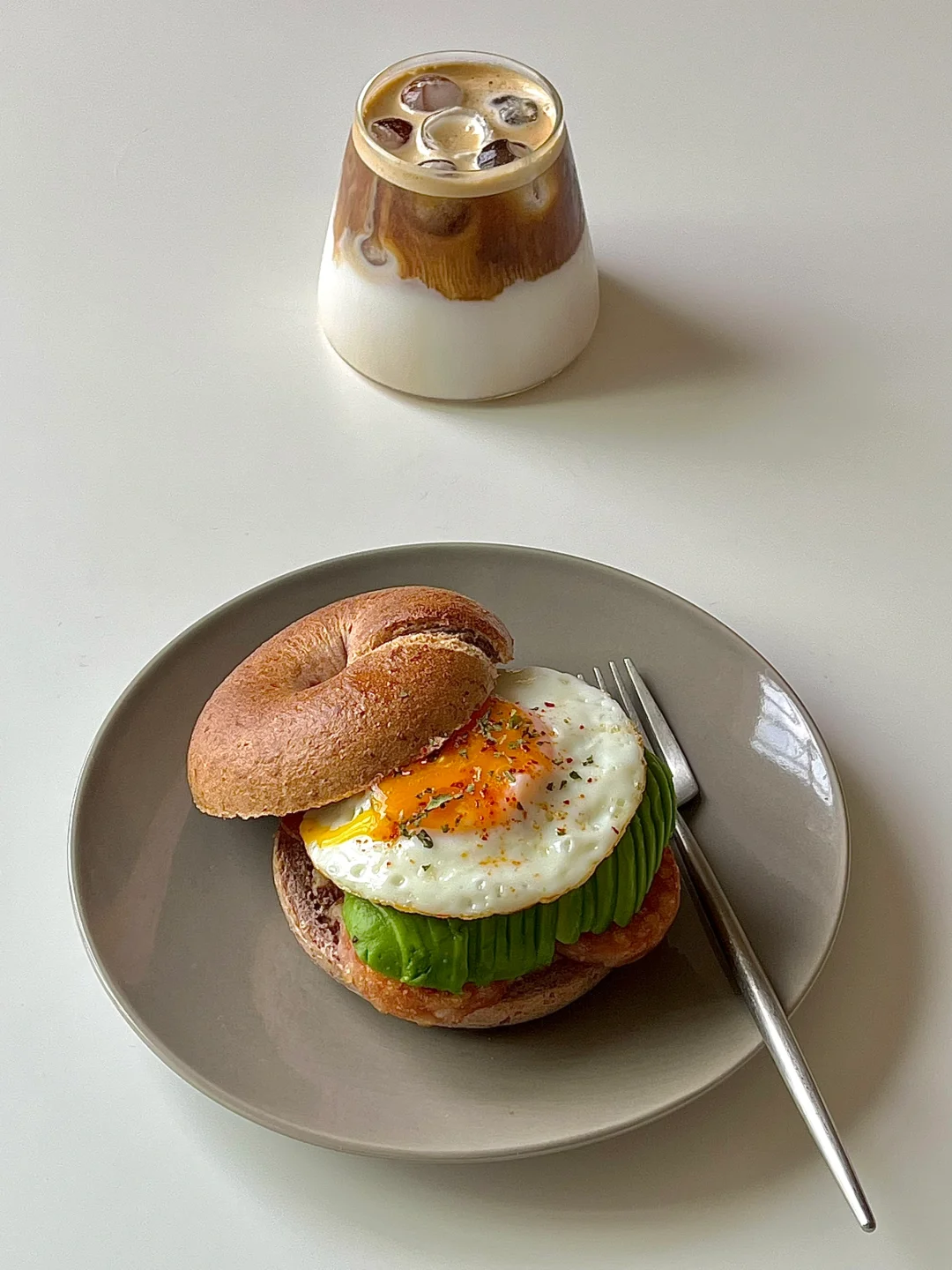 ☀️工作日早餐｜牛油果煎蛋贝果三明治🥯