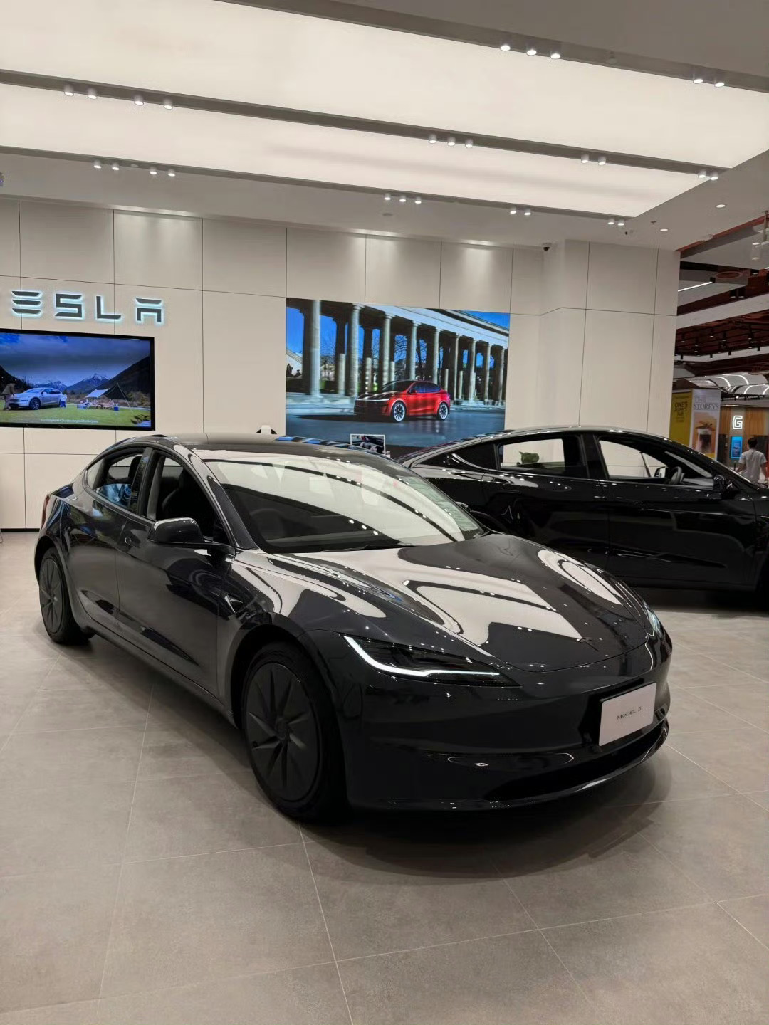 特斯拉在港澳上架&34;减配版&34;Model 3：香港起售20.5万港元，折人民币约17.6万，比内地便宜近6万。省钱靠砍配置：座椅换织物、7扬声器、氛围灯取消、方向盘手动调，续航572公里。右舵车眼馋开不回。但廉价版今年1月已进工信部目录，内地引进怕是迟早的事。大家觉得国内Model 3能到17万吗？【来