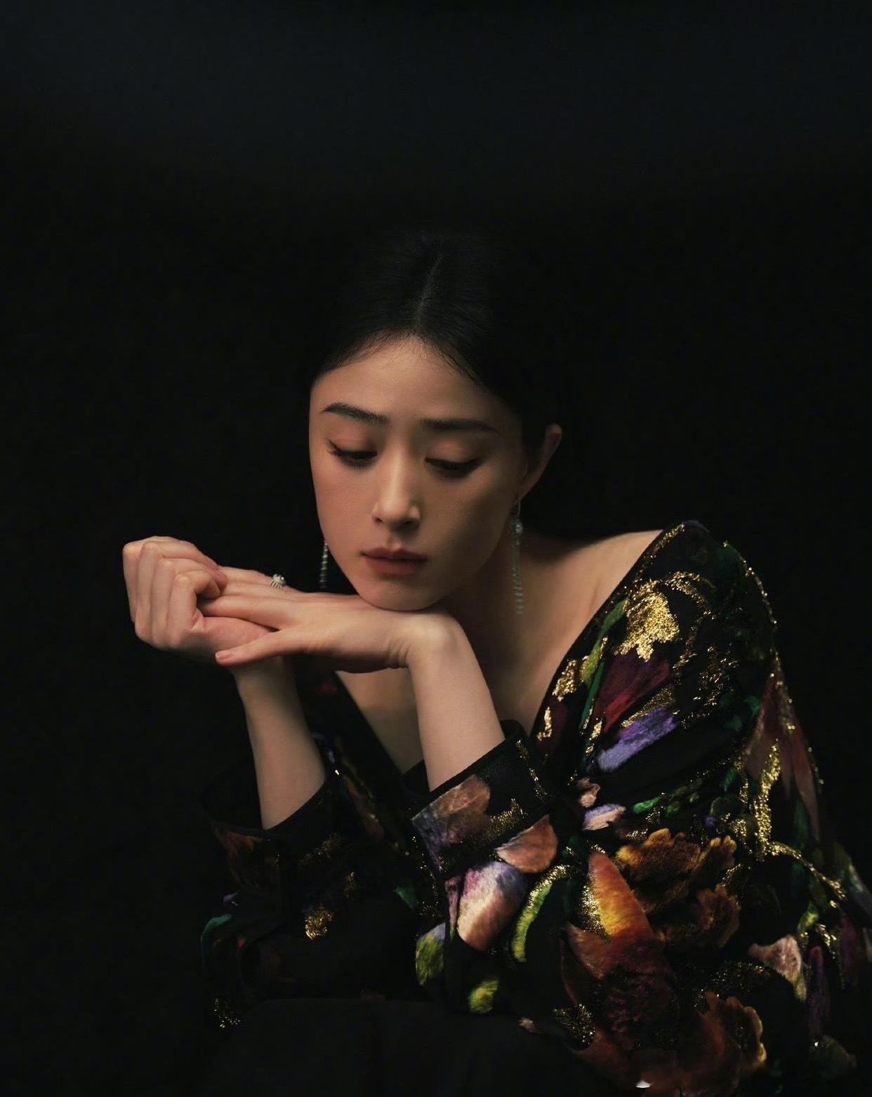 内娱的🍉

1.贾乃亮已经在计划生二胎，至于前妻怎么闹都没有用，甜馨也知道父母的无法再破镜重圆了。

2.向佐自己的生活都是一地鸡毛，但又特别喜欢管教弟弟，表演得都让自己相信了兄弟情深的戏码。

3.鞠婧祎和郭俊辰是不会有火花的，一点可能都没有。
4.杨洋现在是单身。

5.蒋欣减肥期间放纵餐， ​