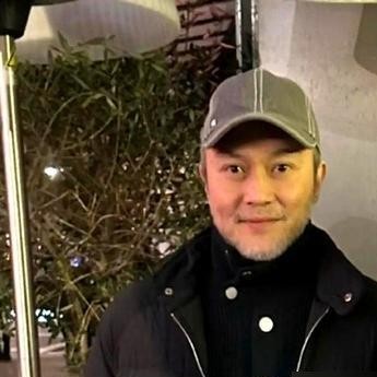 全网都在吹张智霖几十年冻龄，亲老婆袁咏仪一开口，直接把他的老底掀了个底朝天。
她说只要回到家卸了妆、把假发片一摘，眼前就是一个头发花白的中年大爷。
哪有什么不老神仙，全靠台前硬撑。
最绝的是张智霖新剧开播，戏里跟陈晓华从玄关一路亲到床上，动静闹得挺大。换成一般人家早挂脸了，袁咏仪倒好，拉着全家