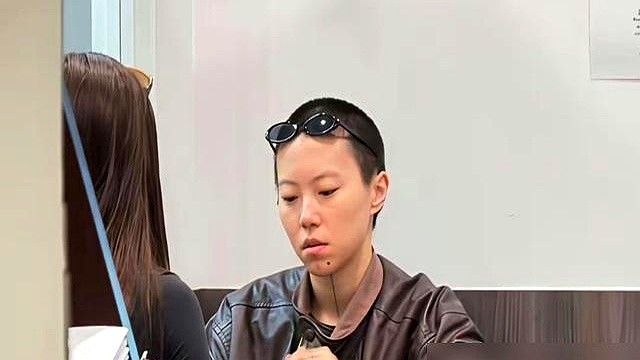 顶着寸头，一条纹身从下巴劈到脖子，窦靖童这副打扮在巴黎街头一露面，全网炸了。

有人酸她叛逆，她转头就在音综里唱亲爹三十年前的老歌，亲姑姑站旁边和声。别人造谣她纹身是为了妹妹，她当众撕碎苦情剧本：根本没那事。

看看王菲定下的铁律：你可以退学、可以纹身，但敢说一句脏话试试？晚上必须按时进家门。

自