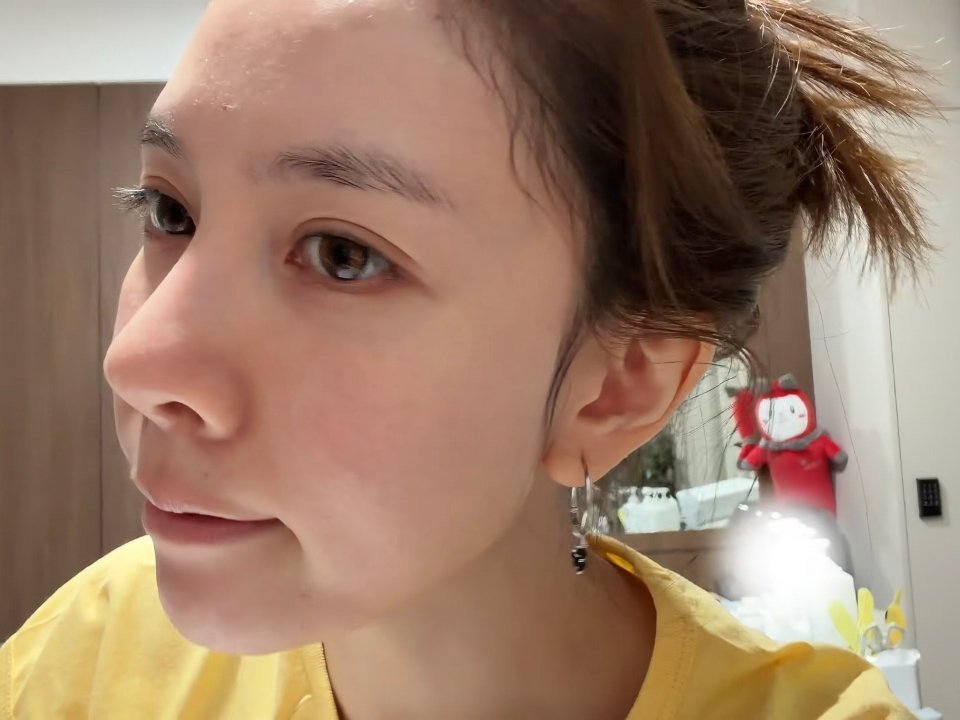 #宋妍霏[超话]# 素颜且拥有高级的轮廓 谁懂[期待] ​