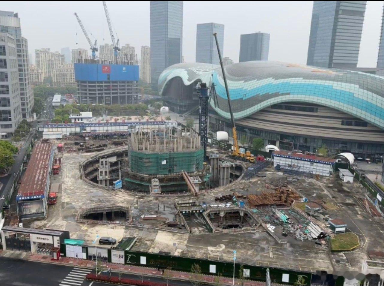苏州这个区域是很神奇的
已有301米的东方之门
这边499米的中南中心停工很久了，而高460米中海超塔又窜出地面了。
以前对这些超级建筑特别着迷，现在看到这些，总担心他们的空置率。
#楼市第一线# ​