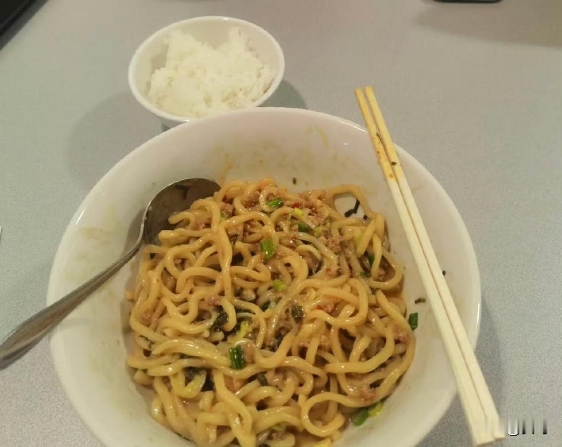 报道名古屋亚运会的记者：媒体中心食堂的宽乌冬面配白米饭套餐要1200日元（51元人民币），分量少到根本吃不饱[尬笑]最终大家大多数都选了择自行购买便当 ​​​亚运会