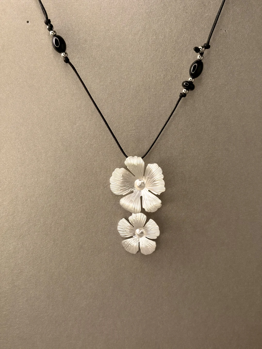 “亲爱的 荒诞的世界里不断开花”