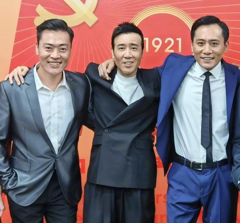认出刘烨和于和伟，却对着旁边那张脸死活想不起名字——这大概是每个刷到这张合照的人最真实的反应！
照片是2021年建党百年文艺演出《伟大征程》的后台照，刘烨、于和伟、张桐三人搭着肩膀站在一起。刘烨的辨识度确实高，个子高，眼神亮，站在那就有种“藏不住”的气场。于和伟也好认，那几年《觉醒年代》刚播完，陈独