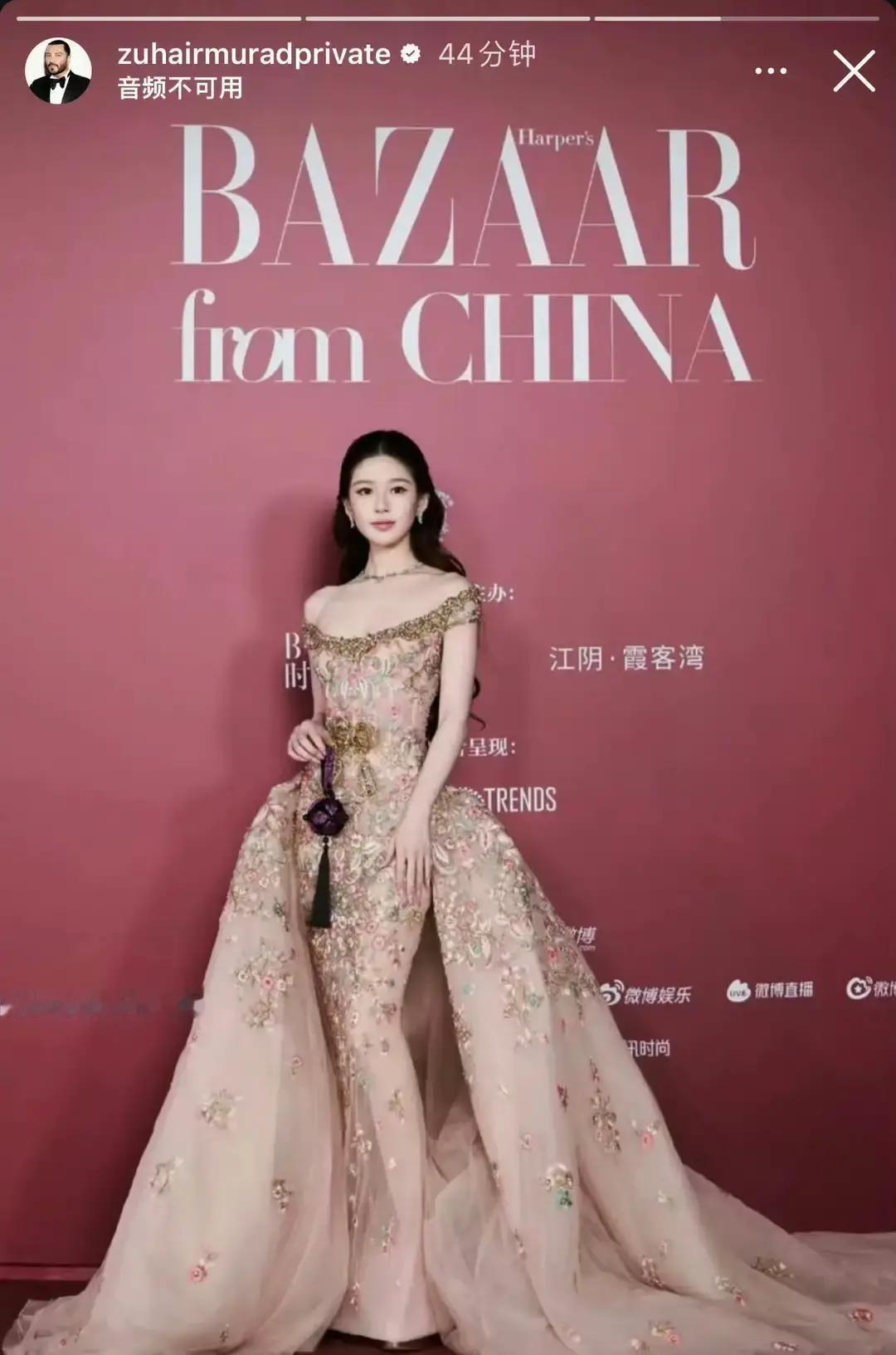 内娱红毯的排面划分真是越来越让人摸不着头脑了，赵露思直接把祖海高定穿上了身，品牌方甚至还秒速认领！
反观一向被公认是红毯定海神针的迪丽热巴，粉丝盼了这么久的同品牌高定，到现在愣是一套都没借到。
更别提之前白鹿也上身过，虽然当时没等来品牌的正式排面，但这波95花借衣服的势头，确实猛得有点吓人。