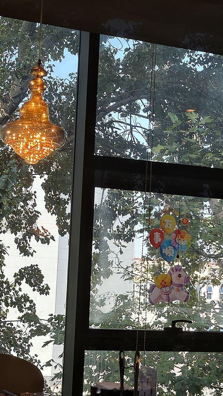下一个被干掉的会是谁？
​短视频干掉了电视，充电桩干掉了KTV，红果短剧干掉了演员，扫码点餐干掉了服务员，外卖干掉了泡面，网约车干掉了路边招手，导航干掉了问路，手机支付干掉了钱包，微信群干掉了电话，电商干掉了逛街，扫地机器人干掉了扫帚，在线问诊干掉了排队，AI客服干掉了人工客服，AI写作 ​