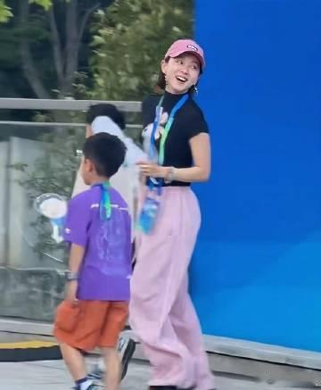 马龙老婆夏露真的好漂亮，带着两个儿子，儿子也很懂事，好温馨的画面，龙嫂...