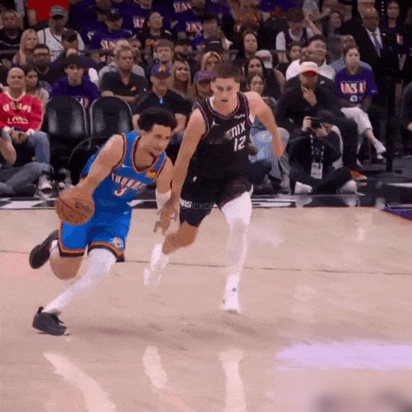 亚历山大当着布克面抢断，冲太阳三人包夹怒吼：老子不用罚球也能干趴你们！...