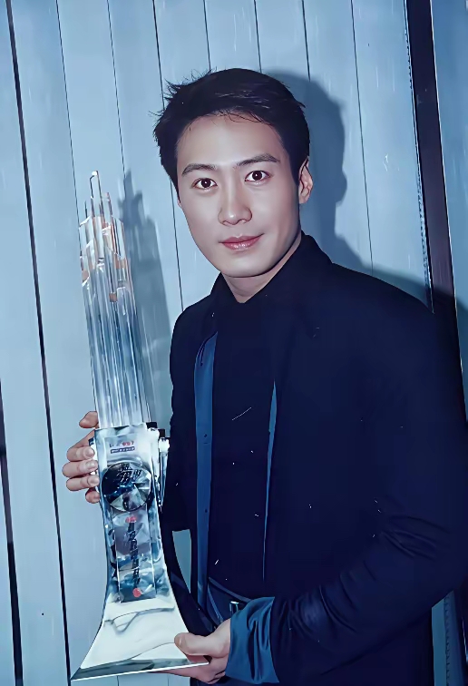 黎明的贵气：从骨血里渗出来，绝非流量明星的“人设滤镜”
在流量偶像扎堆用高定造型、豪门人设堆砌“贵公子”感的当下，回头望见黎明立在那里，才明白什么叫“真正的贵气根本不用演”。
前阵子网友翻出他早年的活动旧照：没有扎眼的奢侈品logo堆身，只是简简单单一身剪裁妥帖的深色西装，站在一群同样打扮精致的艺人