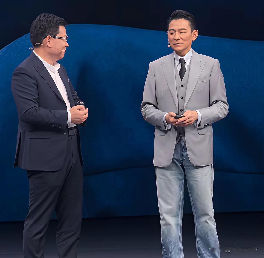 2026年9月7日的华为HarmonyOS 7｜HUAWEI Mate XT 2 及全场景新品发布会上，作为华为非凡大师品牌大使的刘德华登台，现场趣味演示了华为Mate XT 2非凡大师的灵盾硬件级防窥功能，还幽默喊话“不好用别找我，找余总！”，引发全场