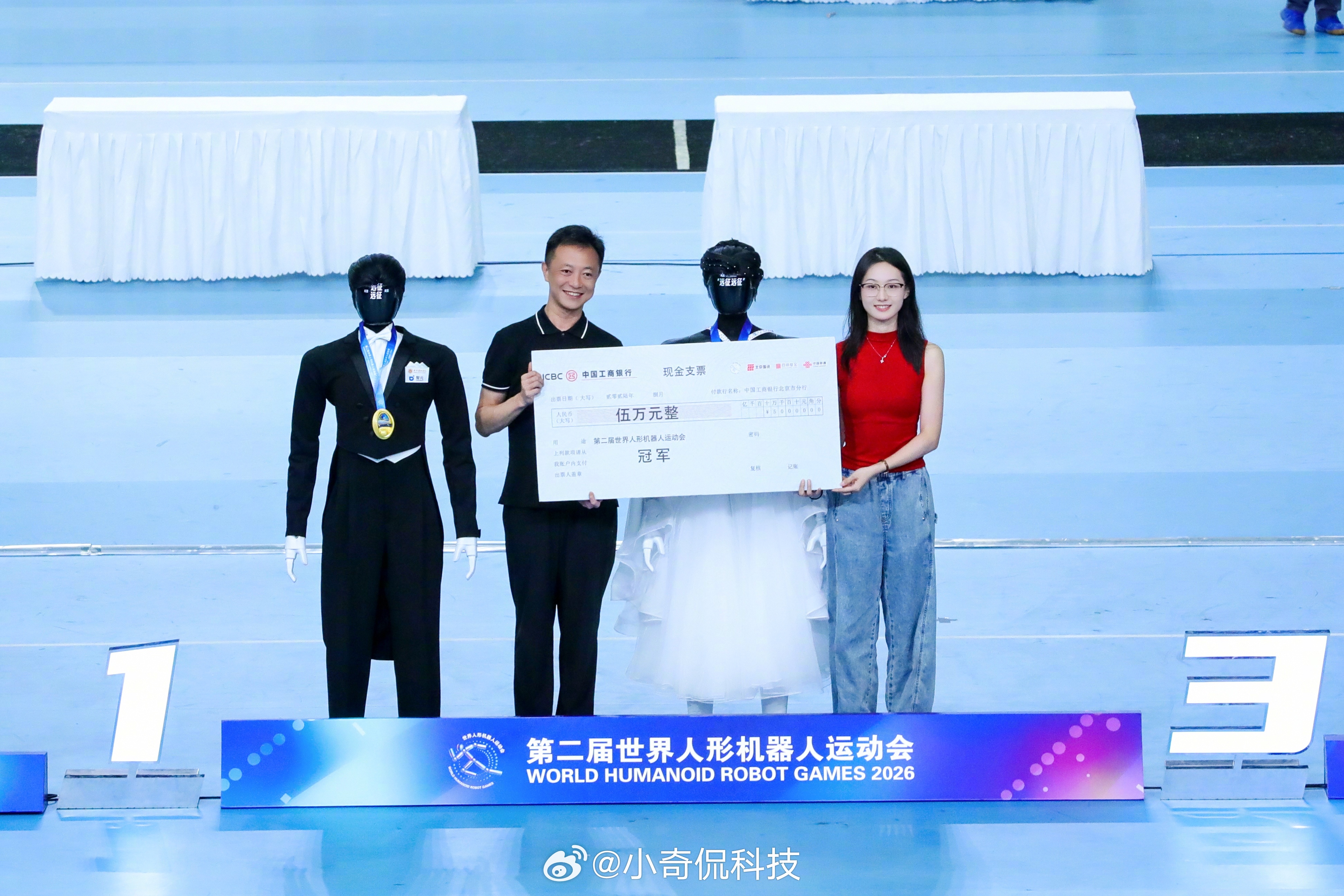 #智元获机器人运动会金牌榜第一# 18金、16银、12铜。

如果只看这三个数字，智元这次机器人运动会的成绩已经够醒目了。但我更在意另一个细节：参赛的都是量产机，没有为了比赛单独做一套“特供版本”。

这就有点像拿平时真正要卖、要部署的产品直接去考试。

能不能拿冠军是一回事，产品状态下还能不 ​