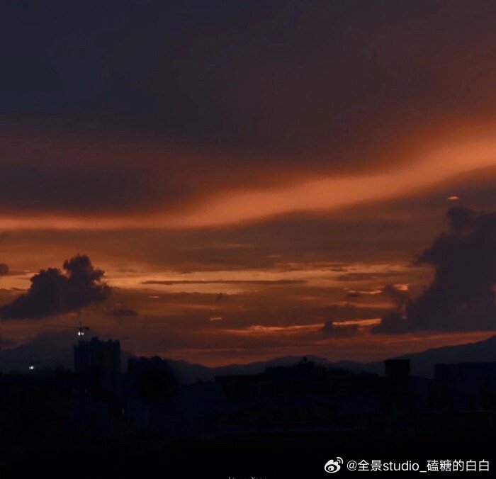 ❤️《婚后不许装正经！》🔹作者：故栀🔸钓系美人Sx闷骚腹黑G，睡前甜饼🔺文案在相亲前，介绍人曾和林云序说：“你的相亲对象仪表堂堂，性子好，家庭好，还洁身自好。”“是研究人工智能的，知名科技企业不可或缺的领头人物。”——总之一句话，是个正经人。见面后，林云序深觉如此。对方矜持有礼、严肃淡漠，扣子系在最顶上，再正经不过。偏偏无人知晓，林云序喜欢刺激，渴望出格与战栗。和这样疏离少言的人结婚，自己未来的婚姻生活能一眼望到头。但家里人实在急切他感情问题，又门当户对的。那就结吧。-在相亲前，介绍人曾和季盏明说：“你的相亲对象模样顶好，温文尔雅，出身书香世家。”“是一名翻译，常出现在各种重大会议。”——总之一句话，是个正经人。见面后，季盏明想，介绍人没有说错。对方芝兰玉树、儒雅谦和，整场交谈下来，唇边的礼貌微笑都未曾变过。仿佛下一刻就能直接上电视访谈。很完美的人，完美到带着几分微妙的难以琢磨和距离感。但婚姻而已，他们不需要有多亲近，合适就好，起码婚后能做到相敬如宾。那就结吧。-在结婚登记表...