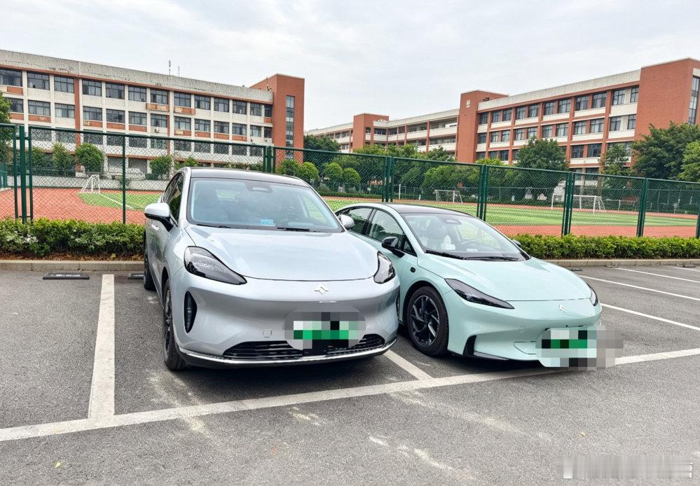开学了，每天接送娃，昊铂就是我们家的移动小窝。后视镜里背着书包的小背影，一天天在长大。后排装着书包、水壶、午睡枕，还有我们的小时光。开学第一天拍张合影，放学路上那笑脸，是我最满足的瞬间。周末去公园，每段路都值得记下来。#好友玩昊车 #广汽昊铂 #昊铂开学出行季 ​