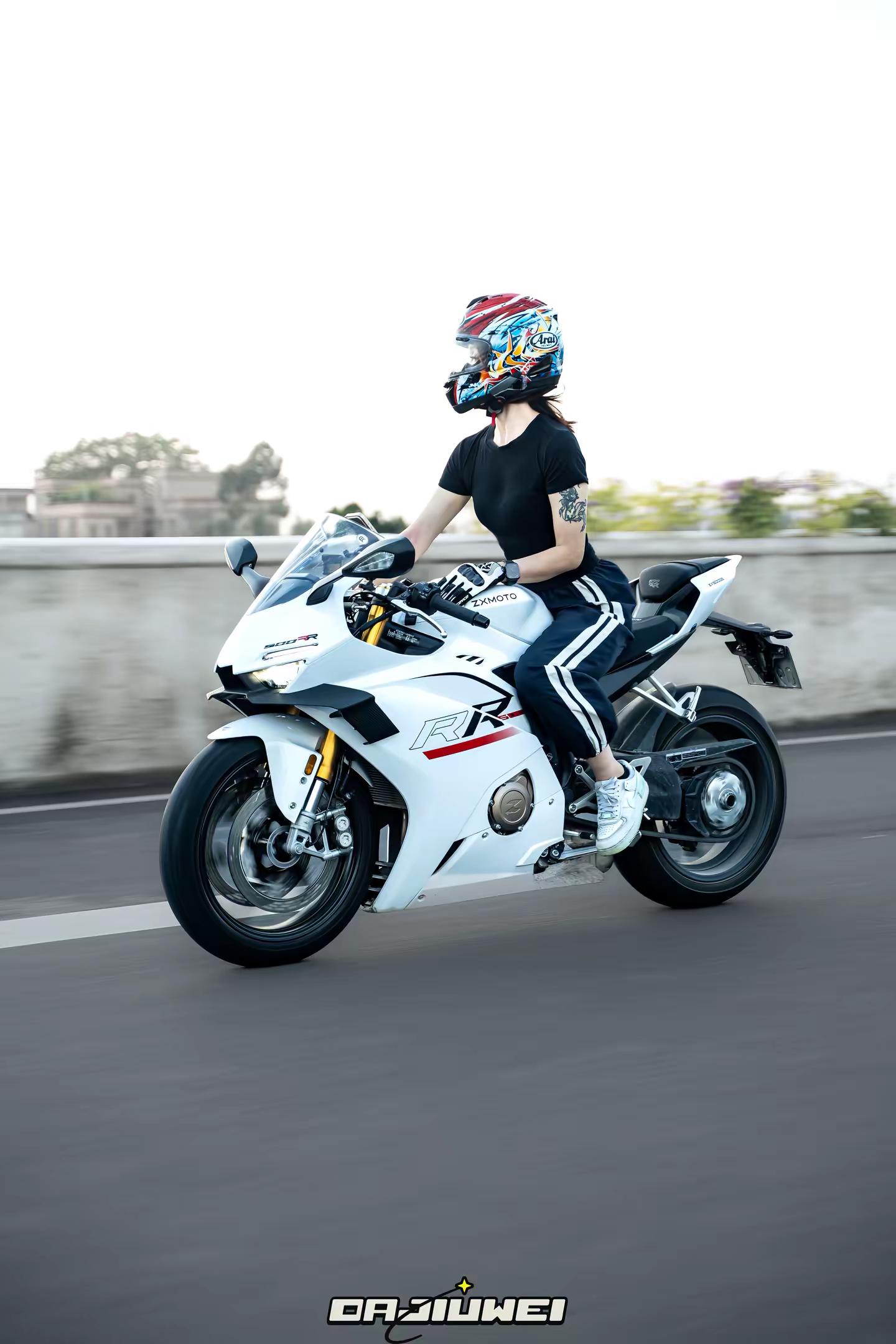 追逐自由的风。张雪500rr 女骑 机车摄影