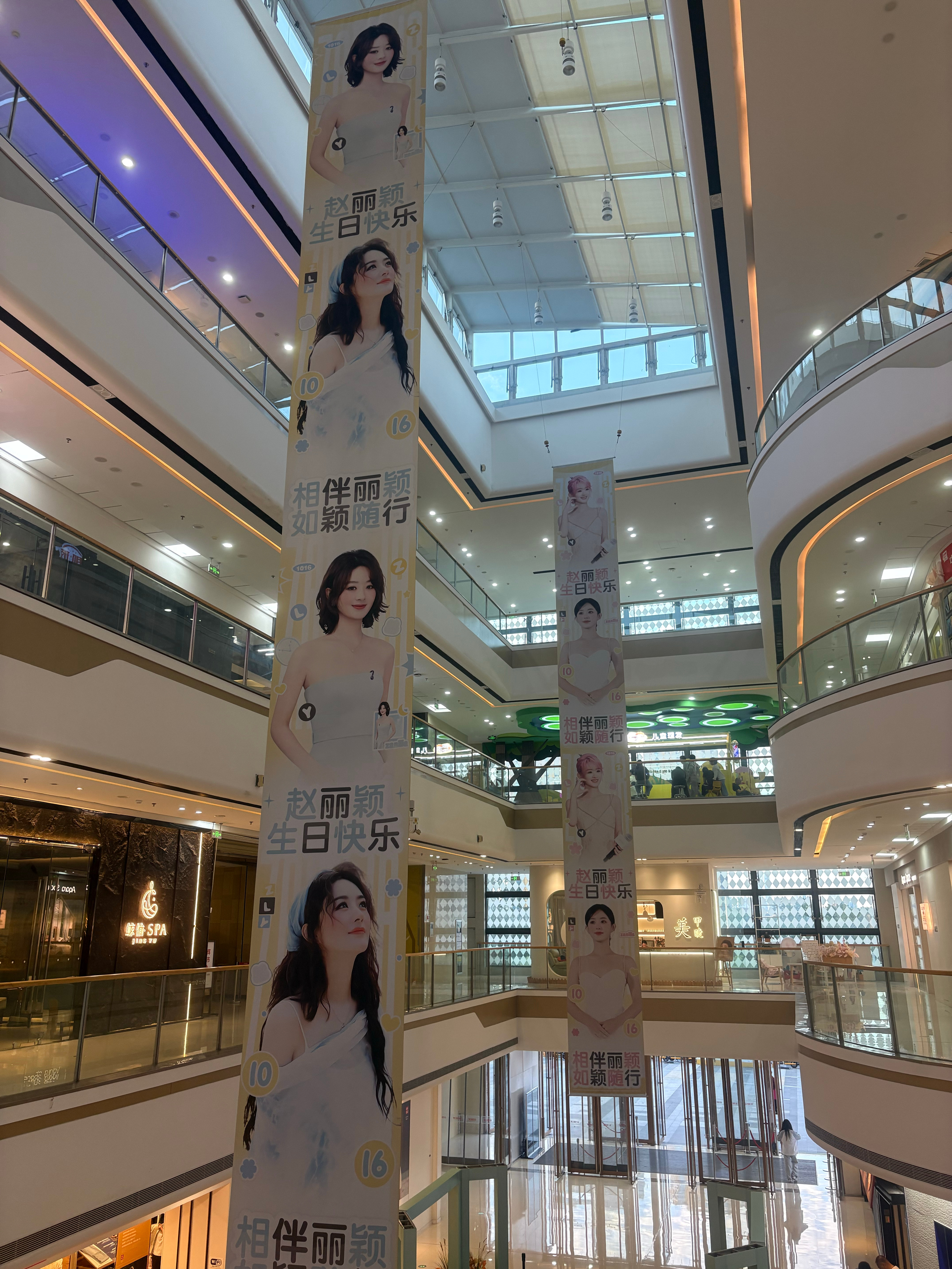 南昌西湖万达，今日因你而璀璨！相伴丽颖，如颖随形，祝赵丽颖生日快乐🎂，未来继续闪闪发光💖#赵丽颖[超话]##赵丽颖1016生日快乐##商场[超话]##万达[超话]##南昌西湖万达广场#  ​