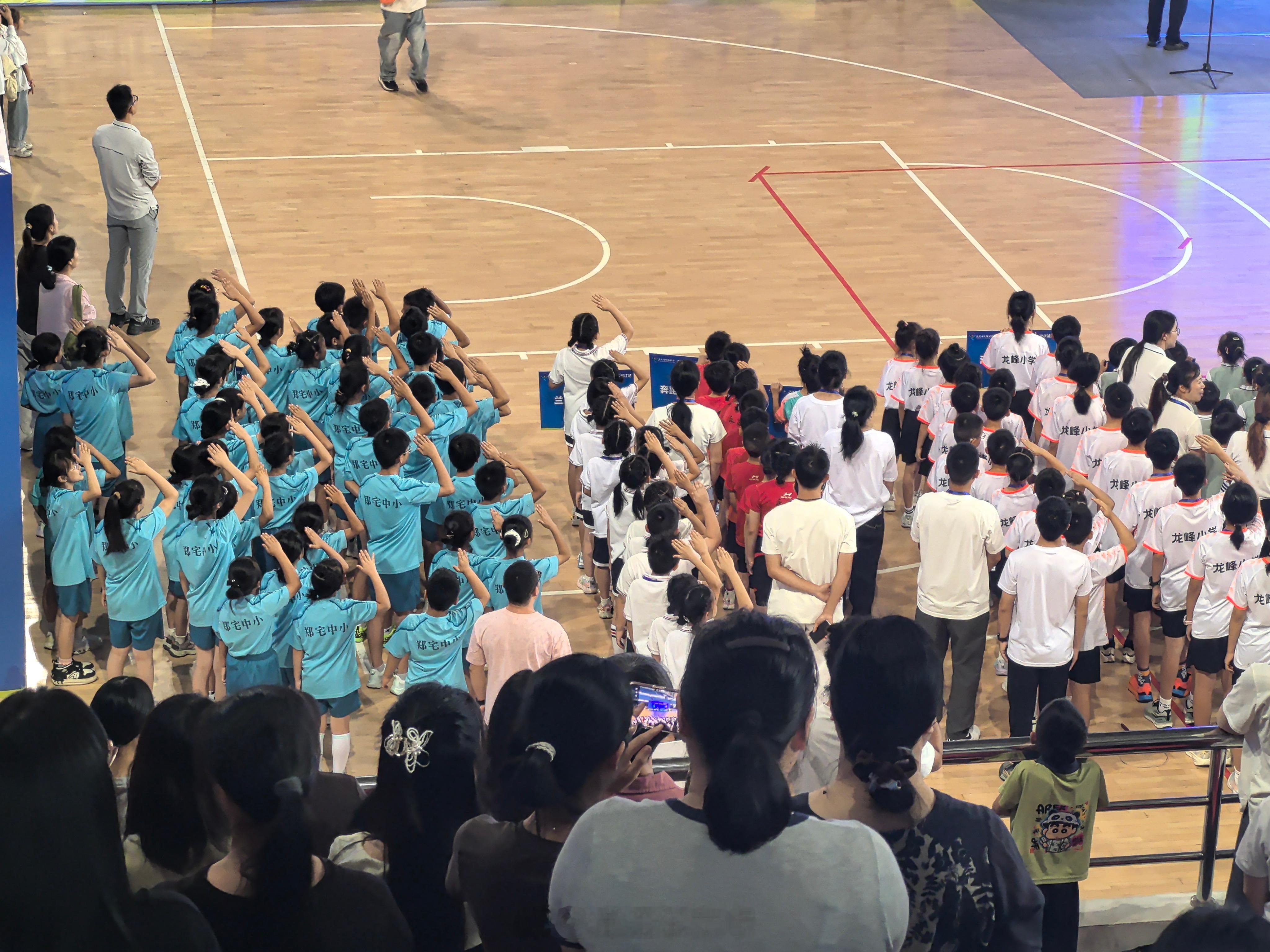 20261011

跳绳比赛日！辛苦练了几个半天和放学晚托时间！从一个月前还不会连跳 今天的成绩真的是很不错
30秒/91次 中班 明年有机会必须得去冲刺一个名次[嘻嘻]
早上10点到 等待运动员开幕式 中午回家吃饭 休息 12:30出发 其实正式比赛14点才开始 13:45 第一轮的需要检录 一起去的4个男生 有3个被抽在 ​