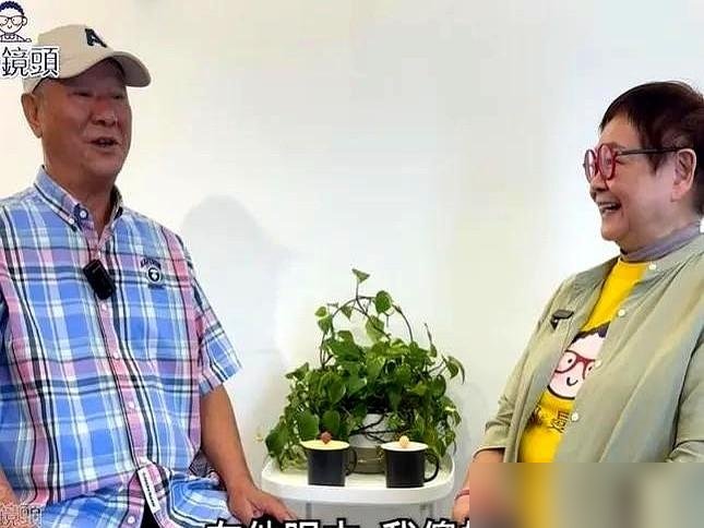 74岁李修贤又出来骂周星驰了，说人家没儿没女没朋友，鬼鬼祟祟。
这次他爆了个狠料。当年《霹雳先锋》选角，周星驰压根不是首选，梁朝伟不演，王书麒也不演，第三顺位才轮到他。李修贤说自己力排众议把人扶上去，结果捧出个金马男配，转头就不认账了。
“他当我是傻的。”这话李修贤念叨了三十多年。
可另一边呢