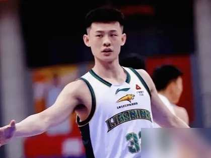 山东男篮砸出4年顶薪签下王岚嵚，高诗岩这边刚抽完膝盖积液从美国治腿回来。你看，邱彪手里捏着两张王牌，球队后卫线却快炸锅了。
高诗岩老伤反反复复，7月份疼得退出国家队飞去大洋彼岸。9月5日他刚签完字注册，一转头发现更衣室来了个同样要球权的狠角色。王岚嵚负责稳住阵地穿针引线，高诗岩专干贴身撕咬推反击的