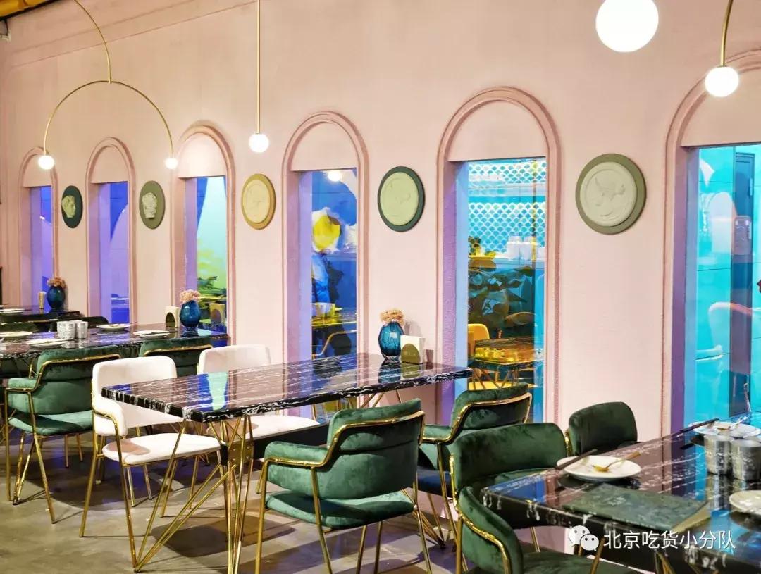你花两百块吃顿&34;现炒&34;，人家后厨就俩阿姨拆袋子叮微波炉
上海一家云南菜餐厅，装修漂亮，菜价不便宜。网友去吃饭，听着后厨刺啦刺啦炒得热火朝天，觉得这钱花得值。
结果凑近一看，后厨根本没灶台。就俩阿姨，拆料理包，往微波炉里一丢。所谓的炒菜声？循环播放的录音。
菜端上来更逗了，四周烫嘴，中间冰凉。用微波炉