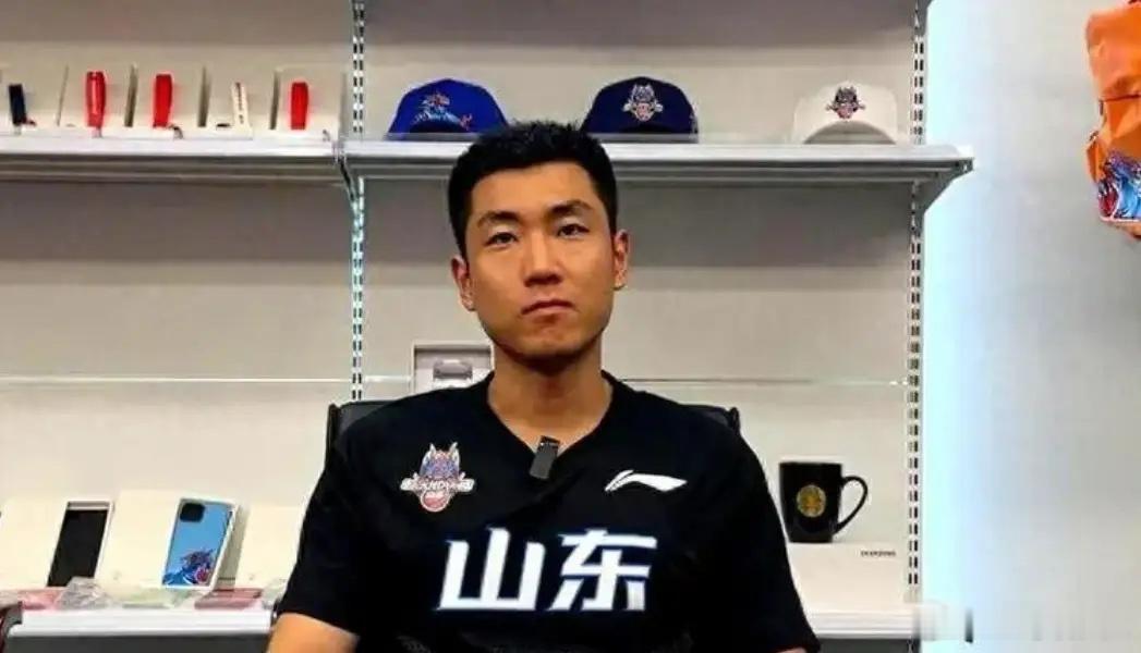 山东男篮这名单一出，CBA其他队还怎么玩？不是我吹，是这份21人大名单摆出来，你仔细看，真的有点欺负人了。

我认为，这句话拿来当标题没问题，真要聊山东高速新赛季的实力，却不能只数名单里有多少熟面孔。

21个人不等于21个人都能变成稳定战斗力，真正值得山东球迷高兴的，是这次补强不像过去那样 ​