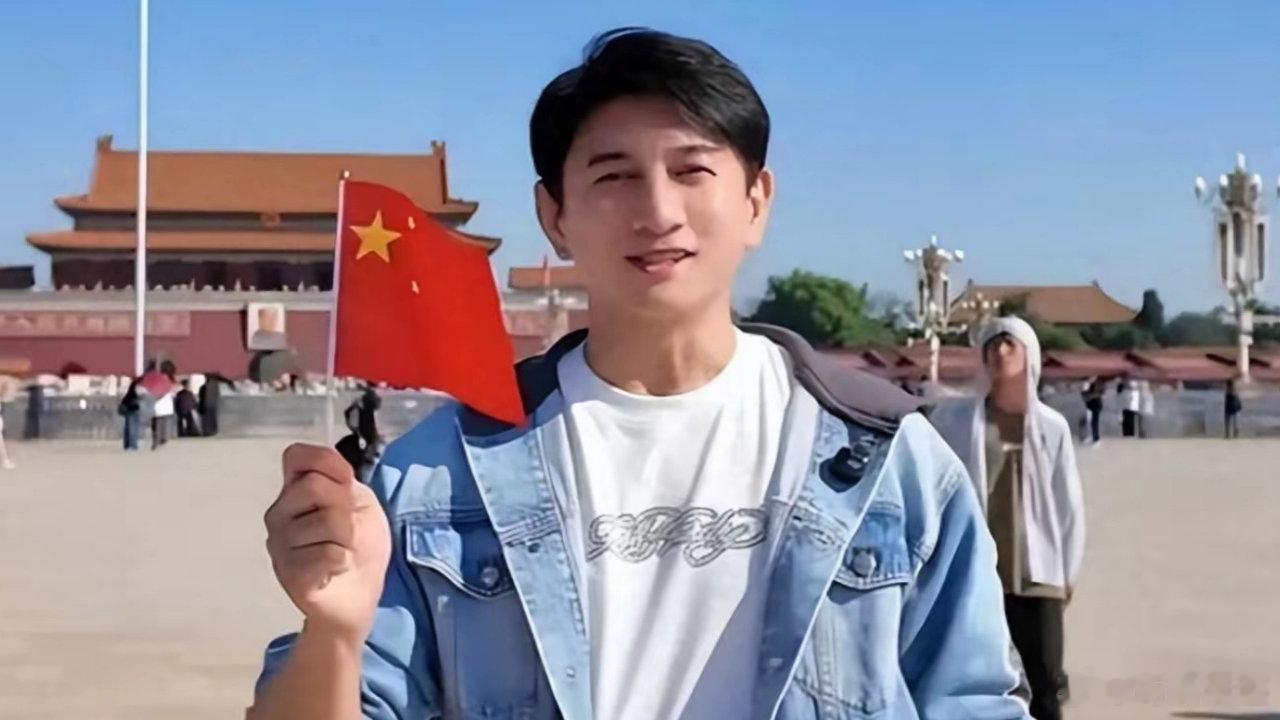 《演员吴奇隆被曝因国庆期间手举国旗遭台湾取消活动，本人晒爬长城、游览北京天坛视频，坚持称“我们国家​​​”“不赚钱也是这个立场”》 ​