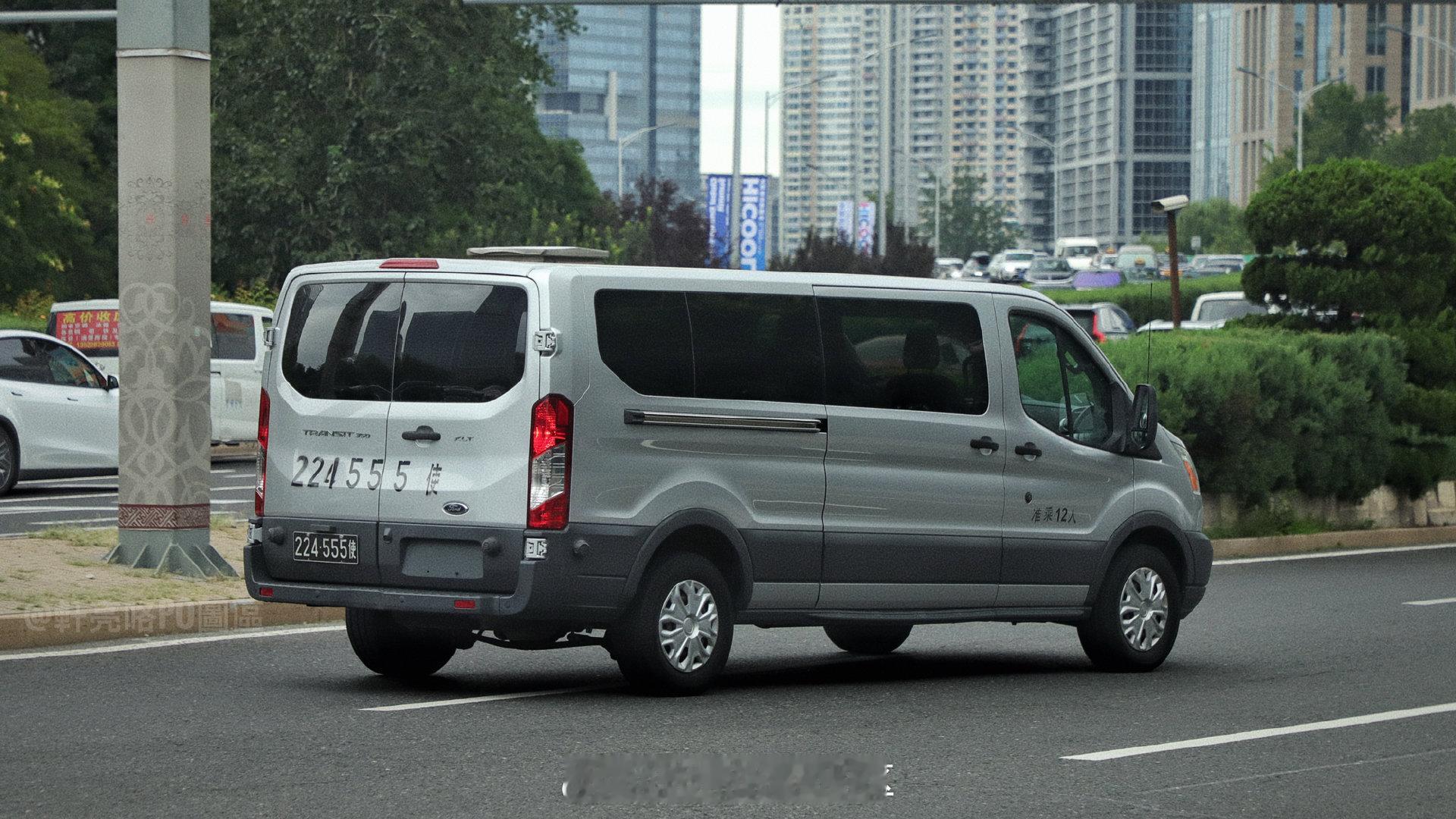 224美国大使馆车牌的奇奇怪怪车型
——福特全顺四代美规版（Ford Transit IV USDM）。

跟同时期国产不一样的是，
美规版是后驱布局的，
排量也更大，
例如这台就是2014-2019年款的前期Transit XLT 350，
搭载3.7升V6版本的12座“重载”版。 ​