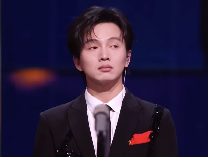 披荆斩棘一公淘汰了欢子，二公淘汰了叶润泽，两位的共同点是都是专业歌手，个子都不高[捂脸]
卧龙凤雏都留下了，共同点是长的帅[笑哭]！每一次直播都在夸卧龙凤雏，怕不是要把他们留到总决赛吧！
今年的披荆斩棘挺有趣，跑调的赢了不跑调的，演员都超越了歌手！
一次公演只淘汰一人，和浪姐比起来真是有点小儿科了，