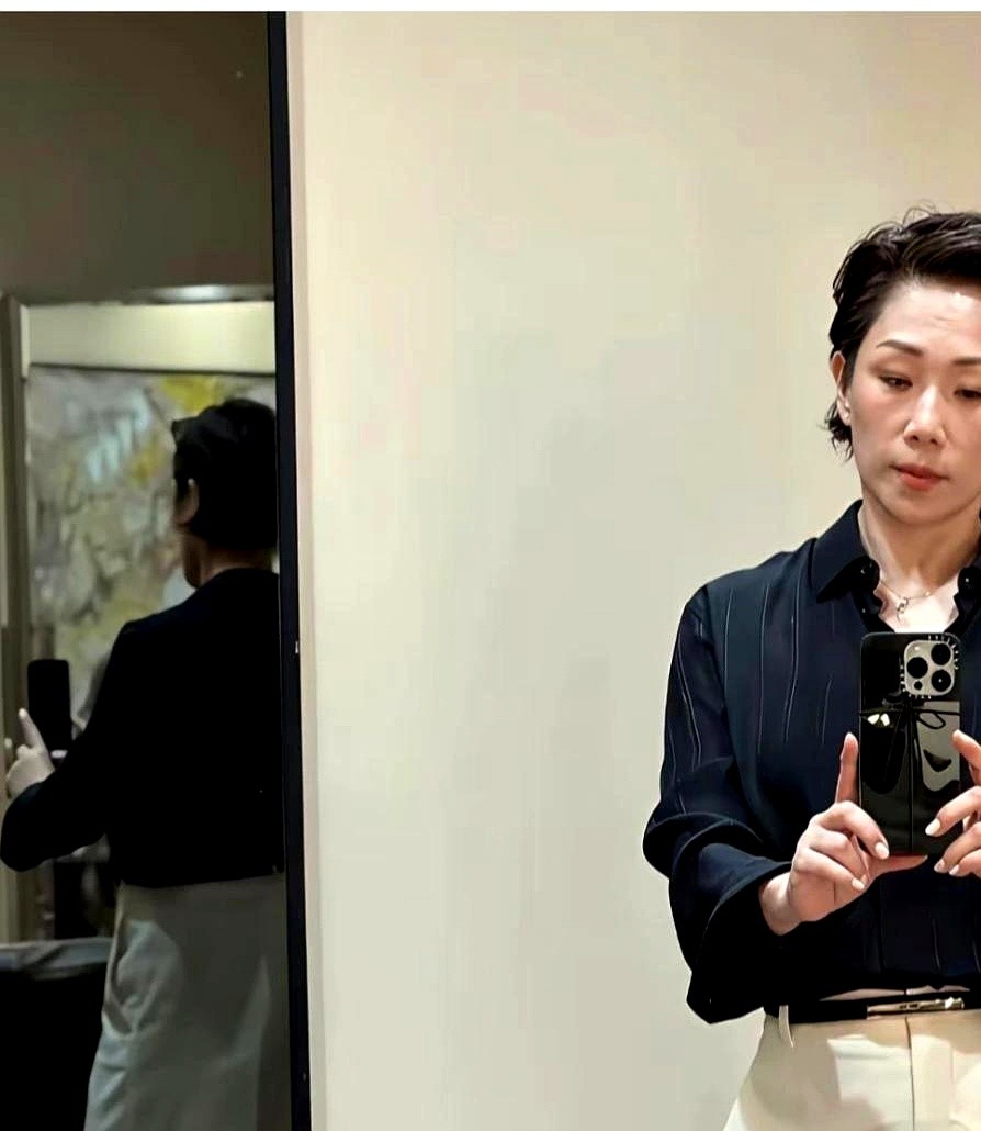 快六十岁的林忆莲近照一出来，真把那些拼命做医美的同行比下去了。

利落短发配件普通黑衬衫，没化浓妆，细纹看得清清楚楚。但整个人透出来的那种松弛和体面，是玻尿酸绝对撑不出来的。

手里握着《至少还有你》《为你我受冷风吹》这些金曲，换作别人，早就在综艺里把情怀嚼烂了，或者到处跑商演、直播捞金。她倒好，唱