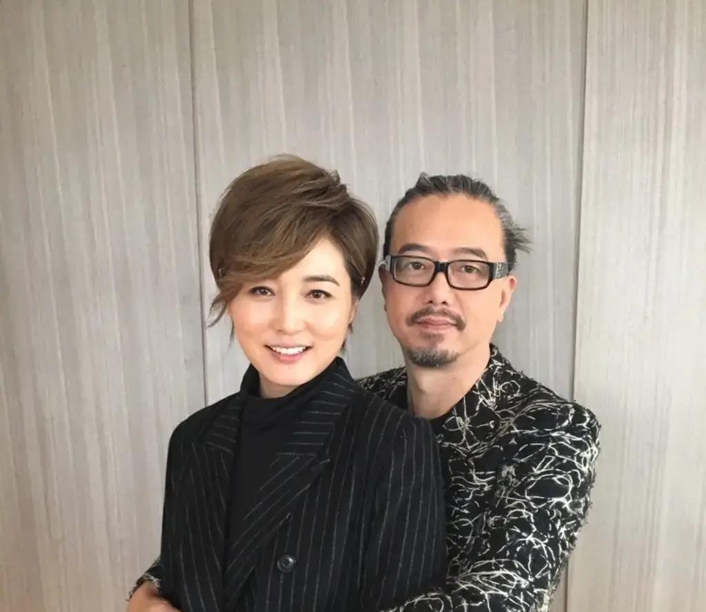 《粉红女郎》里的“男人婆”，居然也离婚了，还是在2024年就离了，瞒了足足两年多

直到前夫张锦程被港媒堵着问，才简单一个“是”字，给这段二十多年的婚姻画上句号

最近看到张延的近照，带着在新西兰留学回来的女儿在游艇上合影，说实话，一点都看不出是刚经历了婚变的人，状态好得让人羡慕

她女儿张耕梦都2