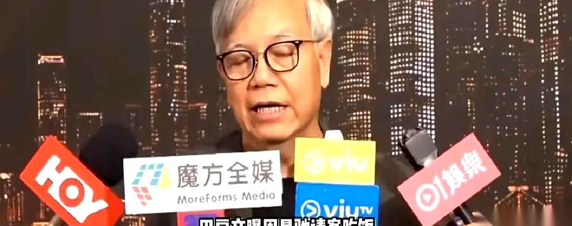 身价几十亿的周星驰，连续7天自己开车，光着脸站在酒楼门口等朋友吃饭。
吃完饭，还挨个往人家手里塞几千块的红包。
你敢信？这竟然是当年连剧组下午茶都要死抠人头数、算计到骨子里的星爷。
我刚刷到这个事儿的时候，第一反应是：这老头转性了？
要知道，以前圈里人想约他吃顿饭，简直比登天还难。十次有九次都被他拿