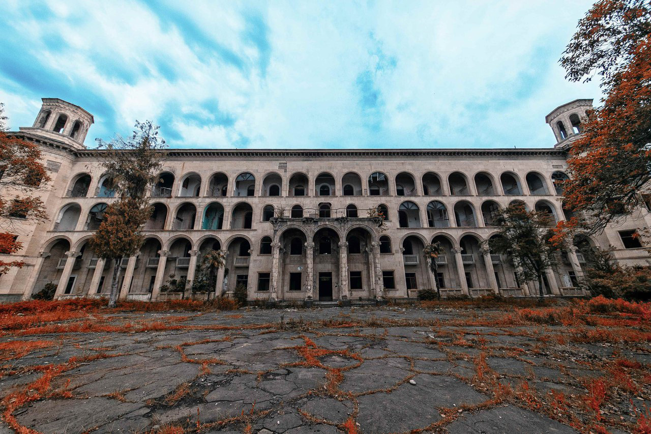 这座疗养院建于1952年，由当时的前苏联电力部启动修建，施工了四年后，1956年