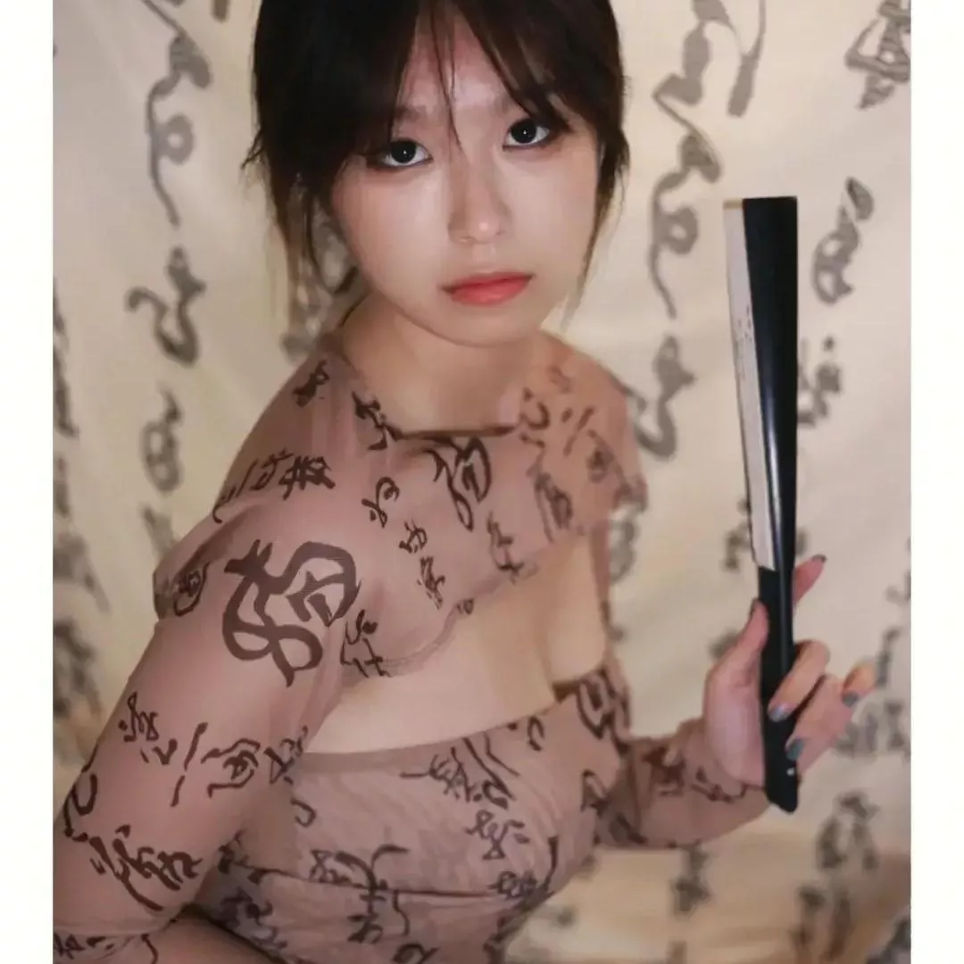 复古少女风，精致妆容，黑色长发，优雅迷人。