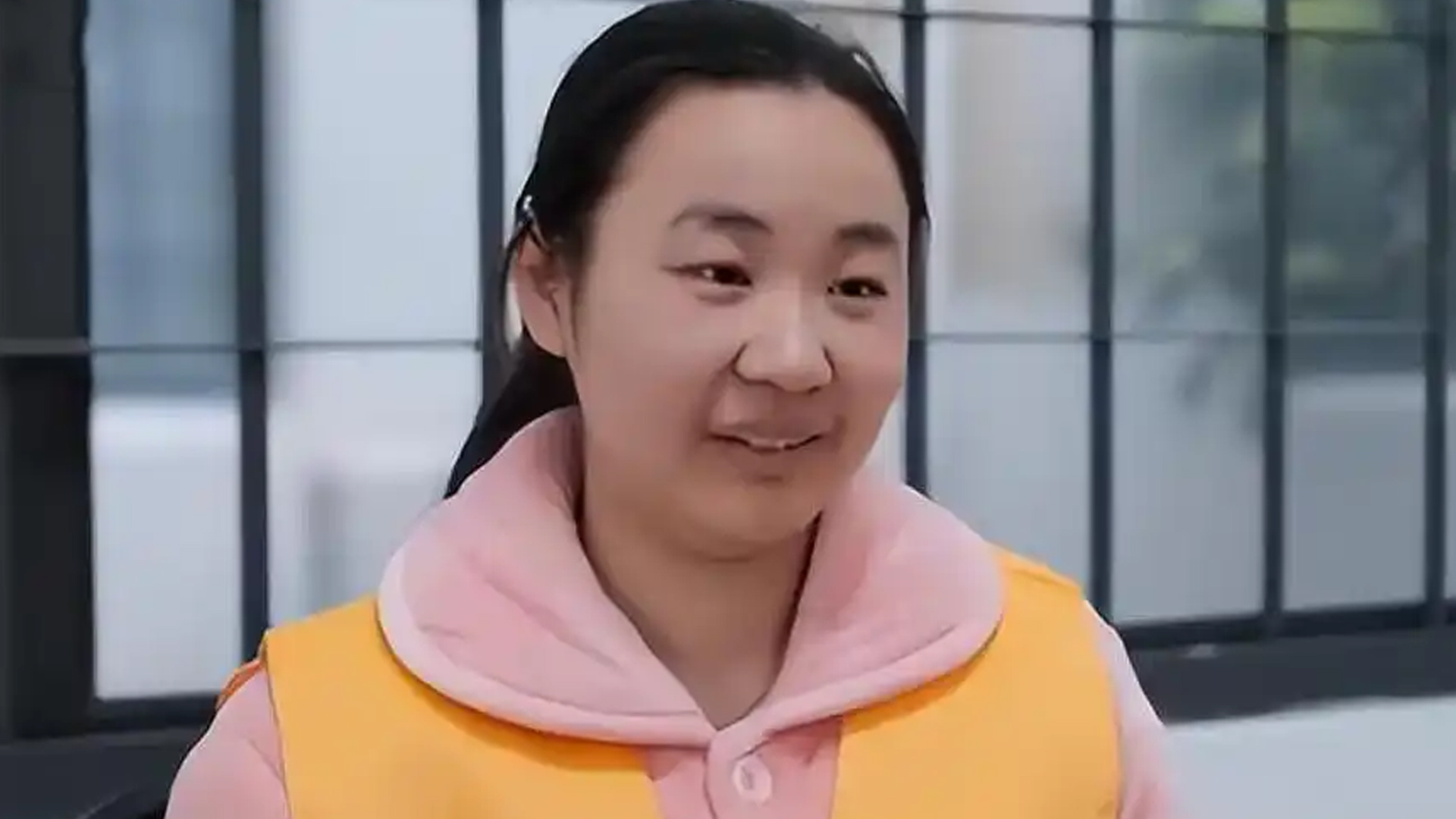 明珍珍死刑前画面曝光：缅北电诈女头目，罪行罄竹难书
 
近日，公安部与央视联合摄制的《缅北电诈覆灭纪实》纪录片公开了缅北明家犯罪集团首要分子明珍珍临刑前的采访画面，这段影像，揭开了卧虎山庄惨案残酷的真相，也让大众看清缅北电诈犯罪集团冷血的本质。
 
明珍珍是缅北果敢明家核心成员，明学昌的孙女，长期参