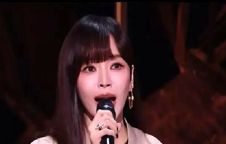 余文乐站在台上，死死咬着嘴唇，眼眶瞬间憋得通红。

几秒钟前，侯佩岑刚放下话筒。她没喊口号，只是把那首老歌背后的沧桑，一字一句揉碎了，精准抛到余文乐的心坎上。

没有干巴巴的套话。她把嘉宾选歌的来龙去脉吃透，脱稿讲出来的话，带着热气儿。相比之下，旁边捏着台本走流程的杜华，反倒成了最真实的背景板。