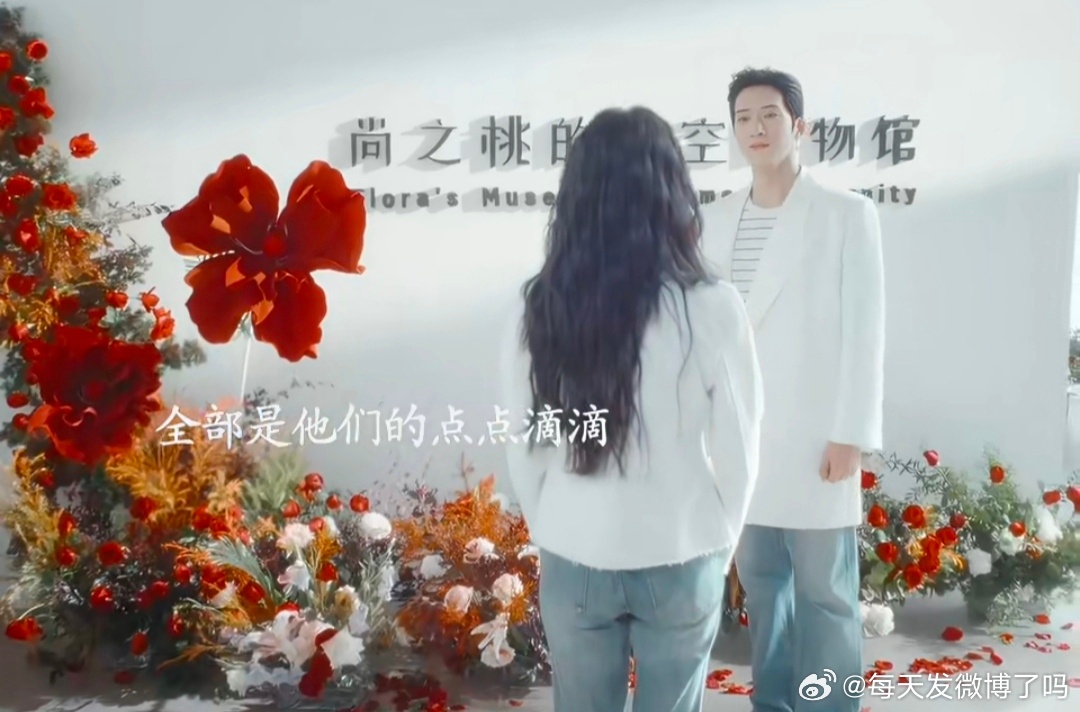 #早春晴朗品鉴大赛#
重刷《早春晴朗》才发现，那些顶级的糖都藏在那些一闪而过的镜头缝隙里🍬。

🎬 镜头一：被篡改的初见
栾念嘴里的初遇是办公室面试，但真正的初见其实是六年前酒店大堂的一次擦肩。
就那一瞬，尚之桃被他的外形击中，而栾念也捕捉到了这个“明媚的女孩”。那种感觉正如剧中台词 ​