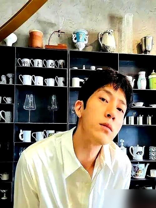 井柏然剪个短发全网夸敬业，孙千把头发接回去就被骂戏多，真看笑了。
《早春晴朗》大结局，俩人同台告别角色，孙千哭到说不出话，说像失恋一样走不出来。井柏然哽咽着接台词，场面挺体面。
结果扭头一看评论区风向，男的剪头叫为角色改变，女的接发叫倒贴炒CP。合着头发长在谁脑袋上，还分三六九等？
更逗的是，