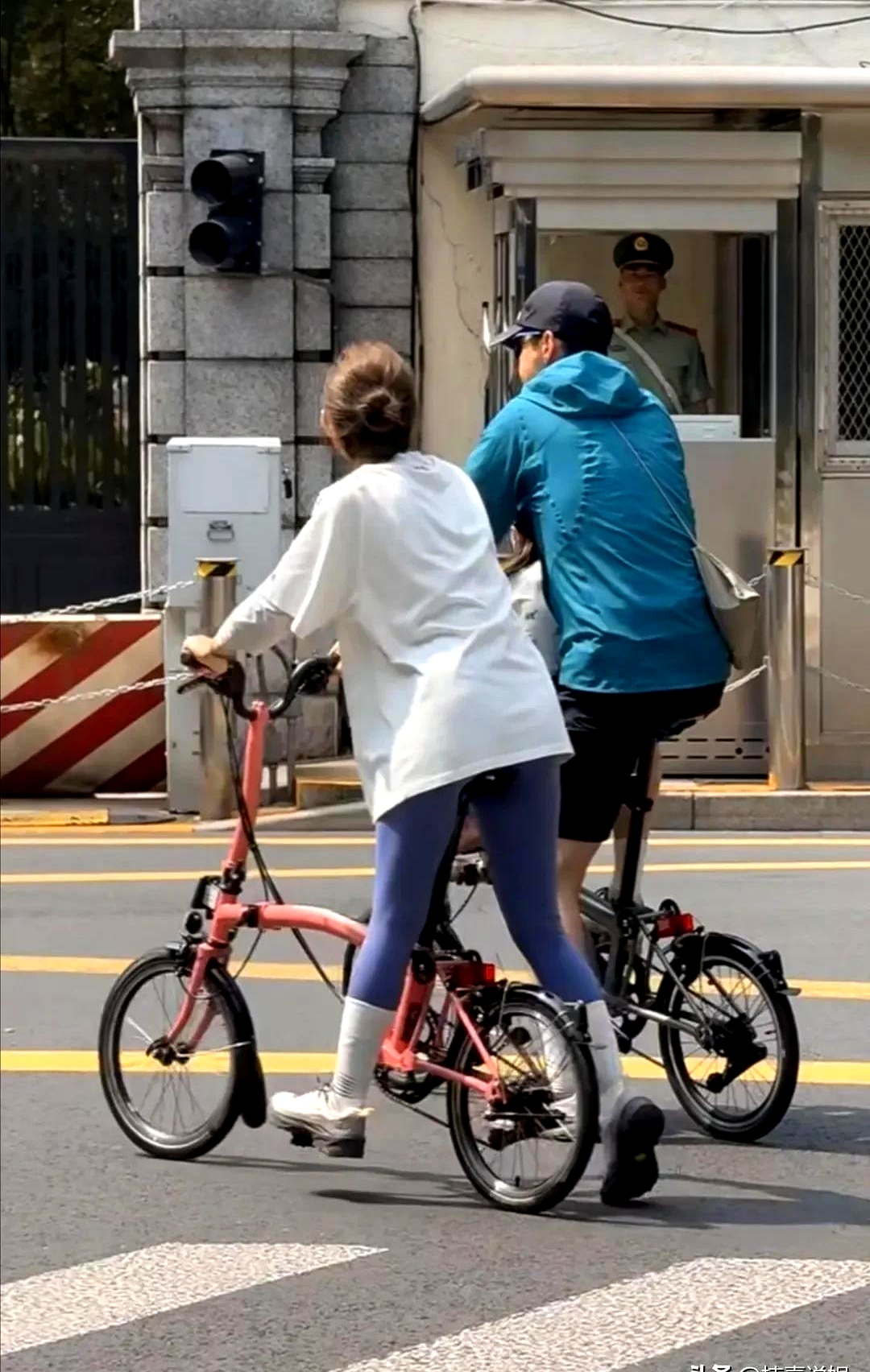 胡歌带着老婆孩子在上海街头骑自行车被偶遇，没有豪车代步，没带保镖助理，直接把大明星的架子卸了个干干净净，跟普通两口子周末带娃遛弯没两样
 

一身蓝色外套配短裤，车头架着儿童座载着女儿，老婆穿着宽松白上衣搭紫色紧身裤，身材线条利索，蹬着同款自行车安安静静跟在旁边
 

圈里不少明星出门恨不得十几个助
