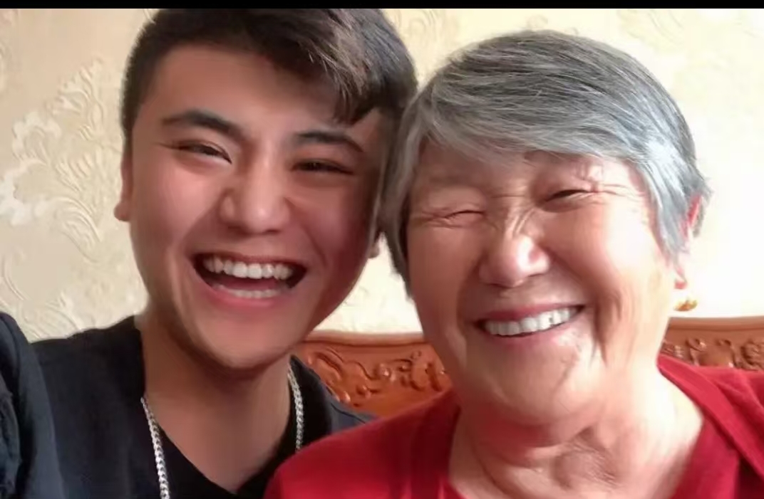 百万粉丝博主“暴躁的小张”姥姥离世，无数网友心中的温暖落幕了
 
百万粉丝博主“暴躁的小张”因记录与姥姥的日常生活走红， 9月14日，“暴躁的小张”在社交平台发布讣告称姥娘（姥姥）在9月13日19点骤然离世。
 
小张的视频没有剧本和刻意煽情，就是祖孙俩平平淡淡的日常。姥姥朴实的话语，琐碎又暖心的关