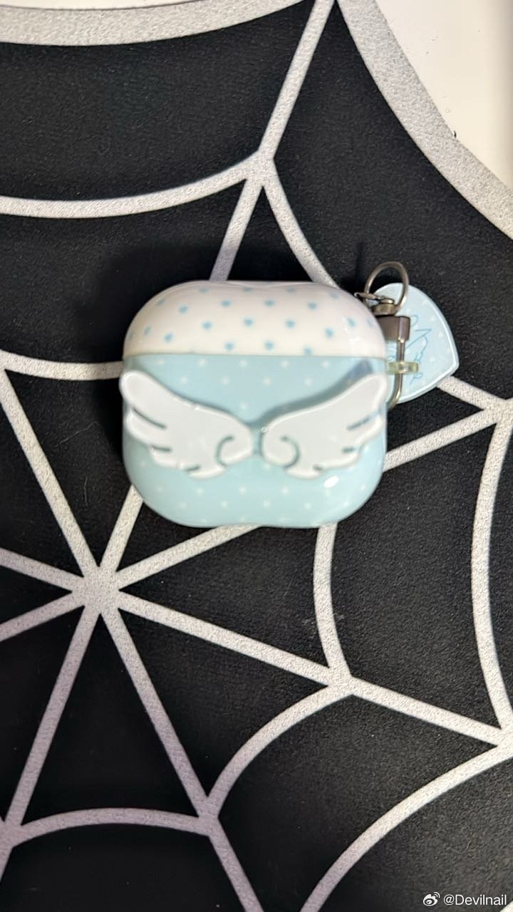 #光遇跳蚤市场[超话]#  苹果AirPods4可以换什么
今年六月份买的没过保，有原盒，以为丢了一直放包里没怎么用，外观很新，今天找出来的，送耳机壳p3
情燕云其他也看不要小垃圾 ​