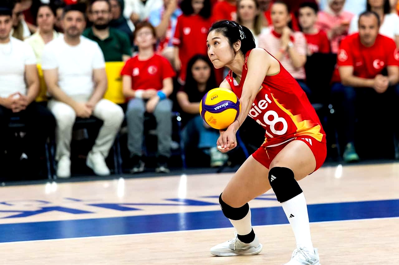 中国女排 3-0 拿下哈萨克斯坦女排，两连胜积 6 分稳稳锁定小组第一，晋级八强。
 

赛后球员们的表现也引发了球迷们的热烈讨论。
 

不少人看这种球，目光全盯在攻手的大开大合上。
 

确实，庄宇珊一个人轰下全场最高的16分，前排抹手、吊球玩得格外溜，第二局那一串发球更是直接把对手的一传打崩，