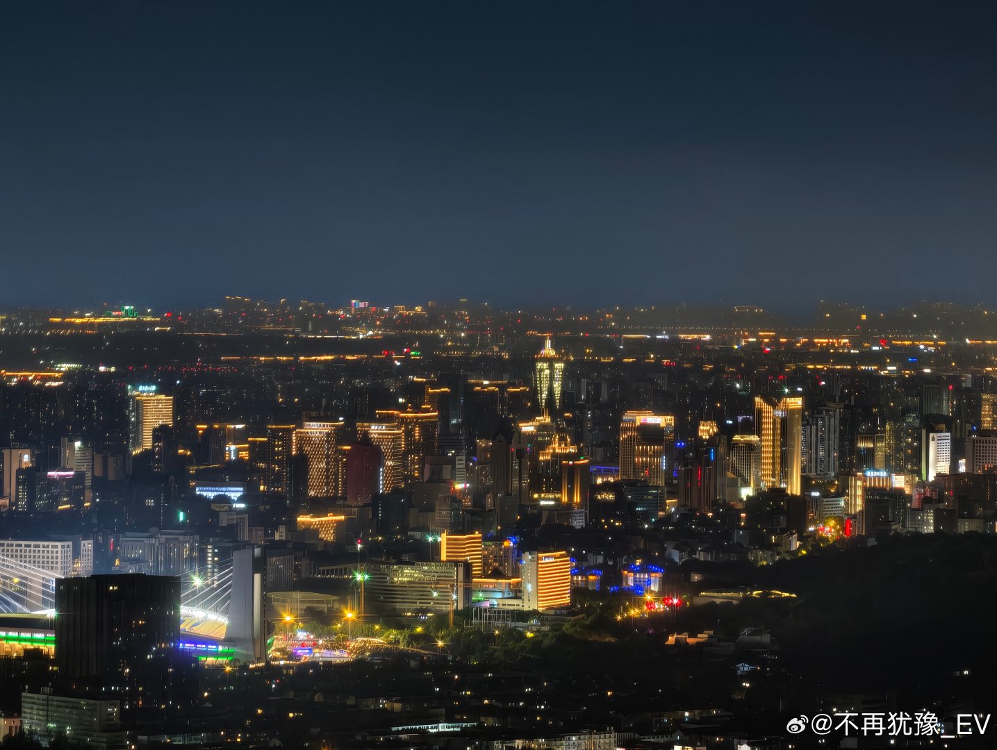 今天开问界M8 爬个山 ​