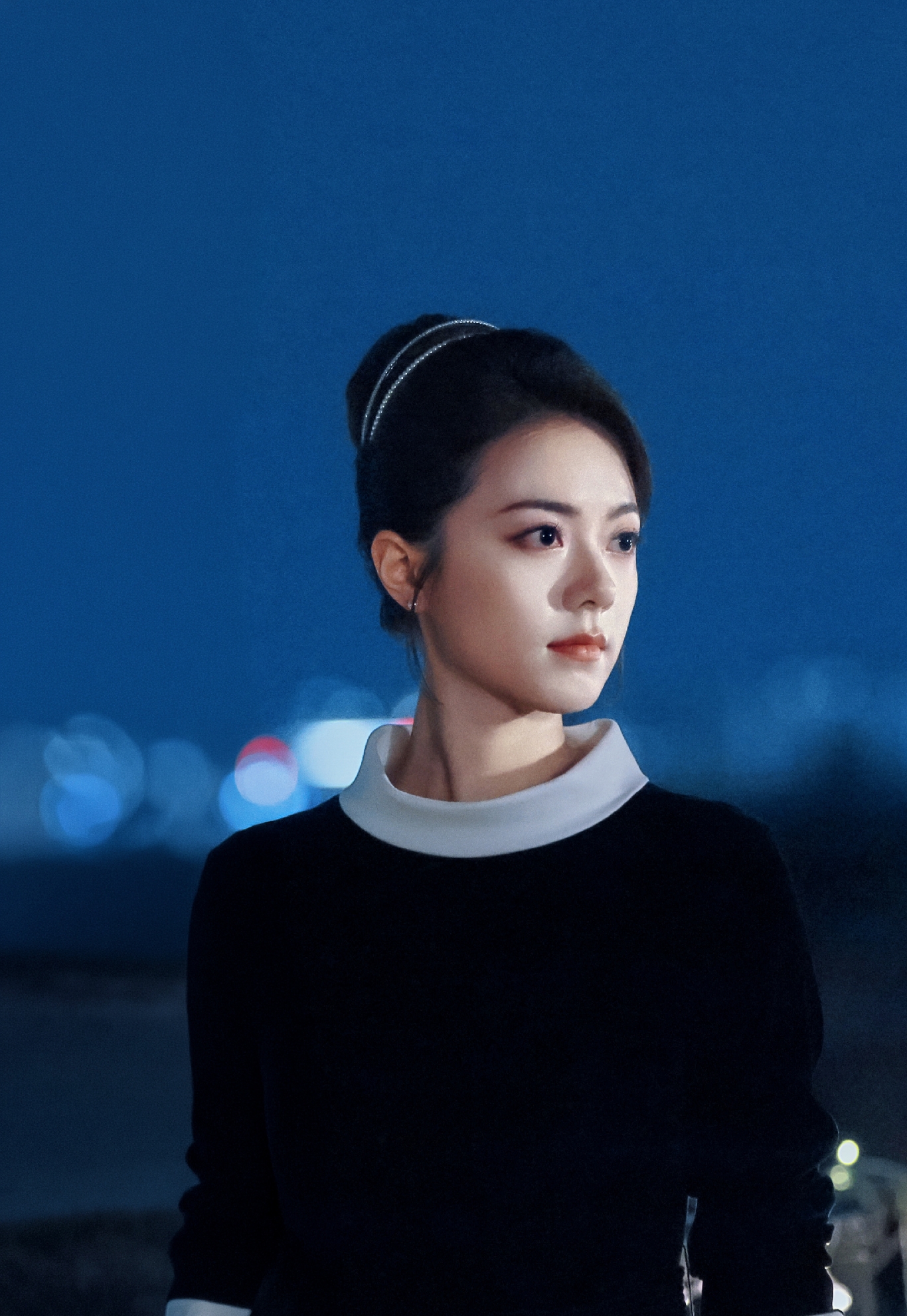 一口气看完了，赵今麦和魏大勋的新剧《无可替代》，赵今麦在《无可替代》里的表现堪称“惊艳”，被很多观众和媒体评价为“转型成功”和“全剧最大亮点”。她这次彻底撕掉了以往的“甜妹”标签，饰演了一位野心勃勃、清醒独立的职场新人，她饰演的徐迟是一个“职场黑莲花”，目标明确，敢争敢抢，这种不矫情、真