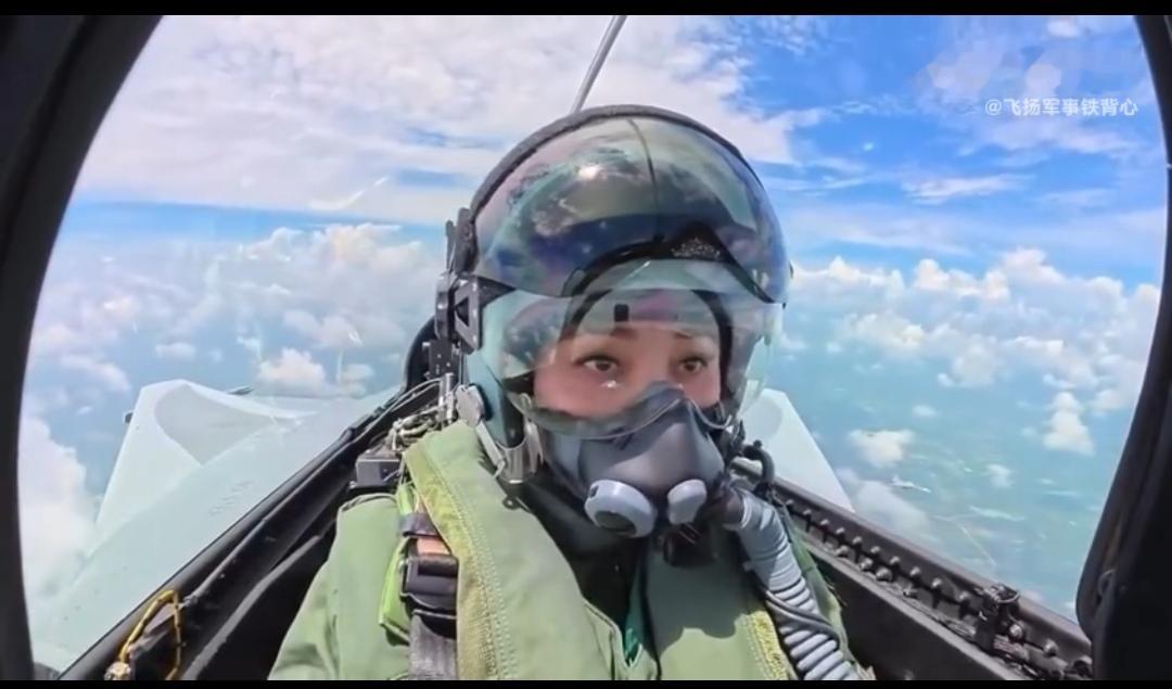 泰国苏提达王后亲自驾驶JAS 39“鹰狮”C型战斗机，完成了她的首次单飞。

以前只见过苏提达和泰国国王一起开大型客机和商务飞机，没想到她居然战斗机也能开，太厉害了。
泰国国王和她一同出访时经常自己开飞机过去，也是全球独一档的存在了。
全球会开客机的王后好像只有她一个，会开战斗机的那更是只有她了。