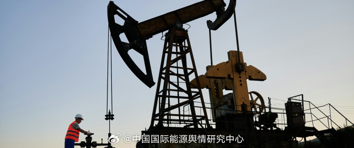 【土耳其能源部长：年底前或达成更多油气勘探交易】土耳其能源部长阿尔帕尔斯兰·巴伊拉克塔尔周二在伊斯坦布尔土耳其能源峰会上表示，作为日产100万桶油气目标的一部分，土耳其可能在年底前达成收购或进一步勘探油气的协议。土耳其目前产能为每日30万桶油当量，规划到2028年达到55万至60万桶，因此实现 ​