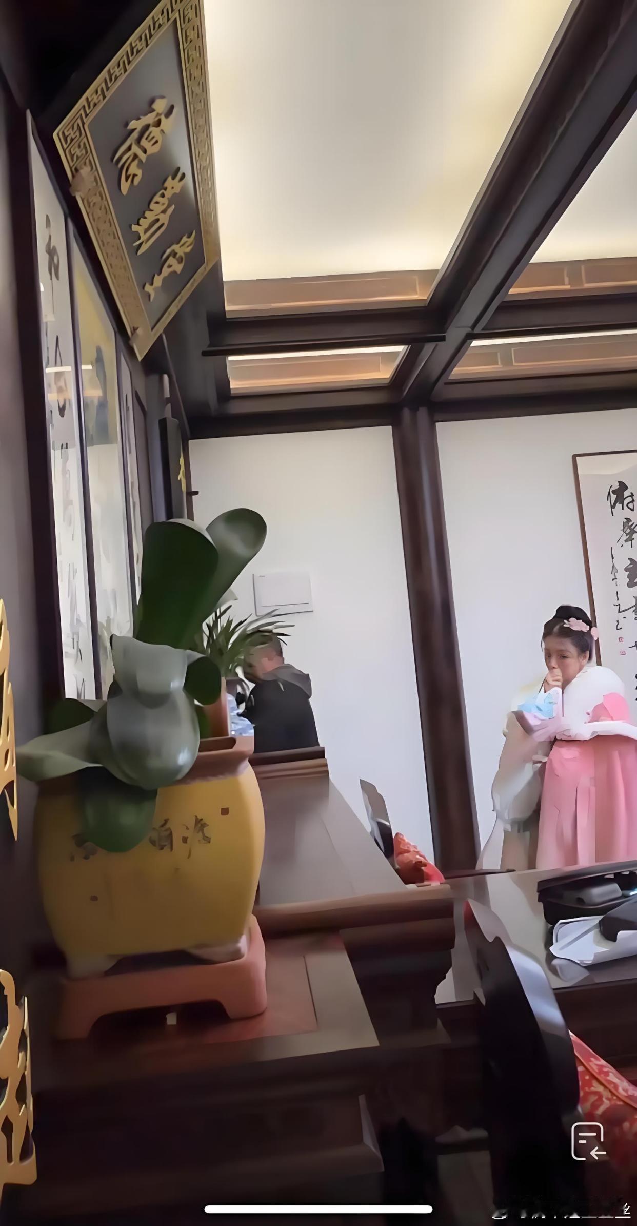 方媛舅舅竟然这么厉害，一直以为方媛家世普通，没想到她舅舅这么有钱，斥资2000万建徽派庄园带动当地文旅，郭富城初见方媛舅舅直接被震撼 ​