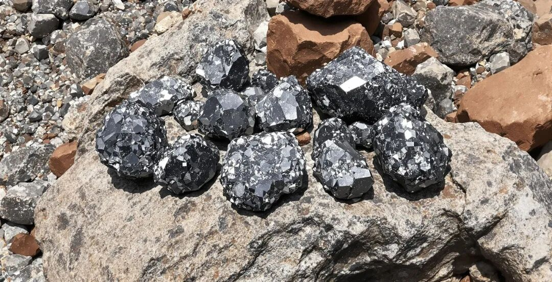 全球都在抢金属钨，中国对钨搞起了出口许可管理，结果海外发现，想绕开中国找替代，比登天还难，全产业链只有中国全部打通。

钨这东西外号工业牙齿，熔点高得离谱，硬度也大，造导弹、造飞机发动机、搞精密加工，少了它根本玩不转。

挖矿只是第一步，难的是把矿石变成高纯粉体、碳化钨和硬质合金。全产业链只有中国全