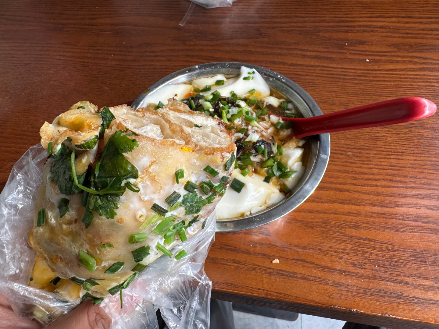 扒一口早饭，今天开萤火虫去换电～酒店的自助早餐吃的要吐了，还是苍蝇馆子的蛋饼豆花最会胃口

上海暂时还只有3个能给萤火虫换电的站，我以为要排队很久，结果一个人都没有。#萤火虫# ​